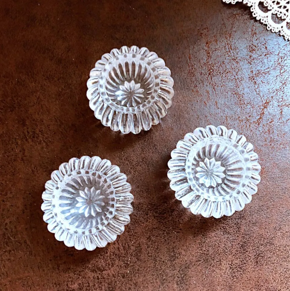 Trio de salières, poivrières, salerons en verre moulé
