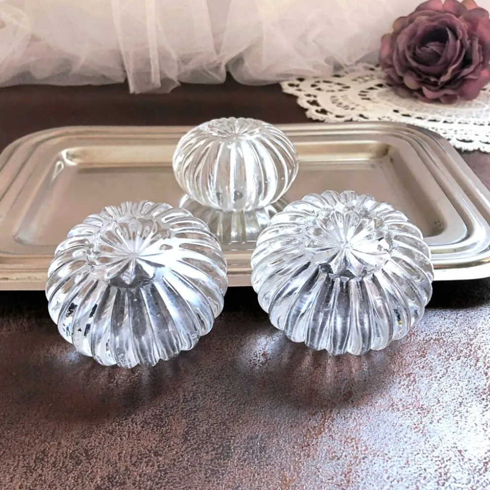 Trio de salières, poivrières, salerons en verre moulé