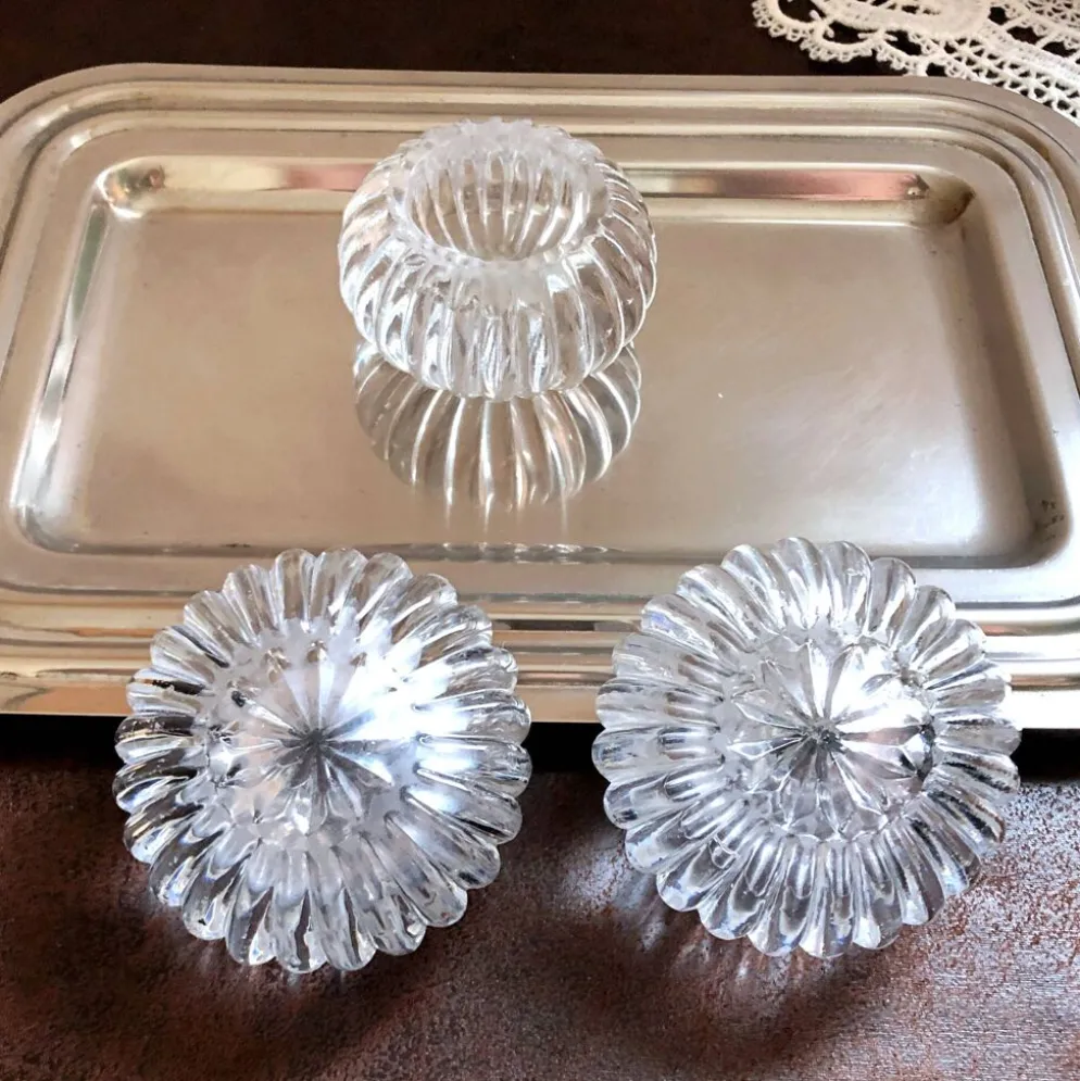 Trio de salières, poivrières, salerons en verre moulé