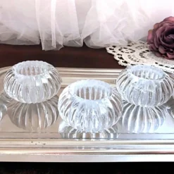 Trio de salières, poivrières, salerons en verre moulé