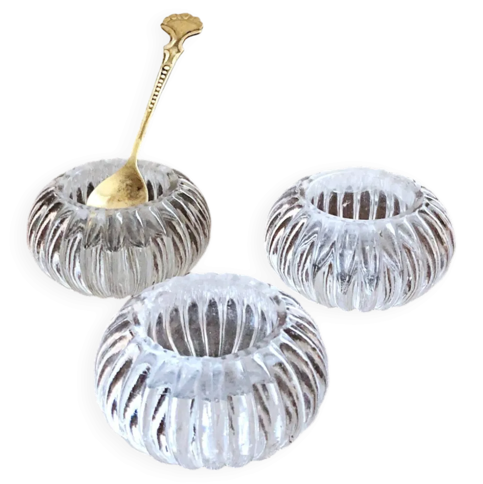 Trio de salières, poivrières, salerons en verre moulé