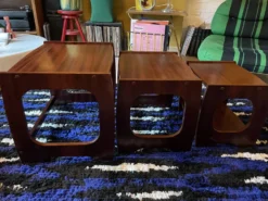 Trio de tables basses gigognes, 1970, bois foncé