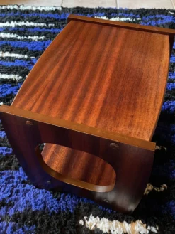 Trio de tables basses gigognes, 1970, bois foncé