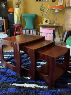 Trio de tables basses gigognes, 1970, bois foncé