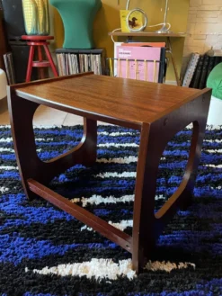 Trio de tables basses gigognes, 1970, bois foncé