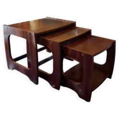 Trio de tables basses gigognes, 1970, bois foncé