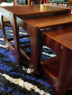 Trio de tables basses gigognes, 1970, bois foncé