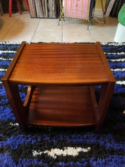 Trio de tables basses gigognes, 1970, bois foncé