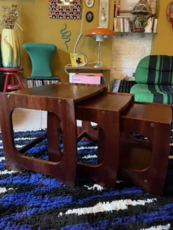Trio de tables basses gigognes, 1970, bois foncé