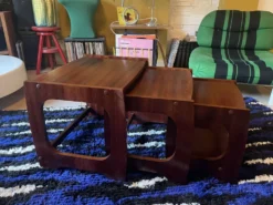 Trio de tables basses gigognes, 1970, bois foncé