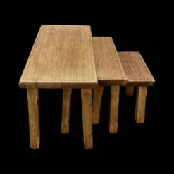 Trio de tables gigognes brutalistes en chêne massif – années 1960/70