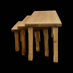 Trio de tables gigognes brutalistes en chêne massif – années 1960/70