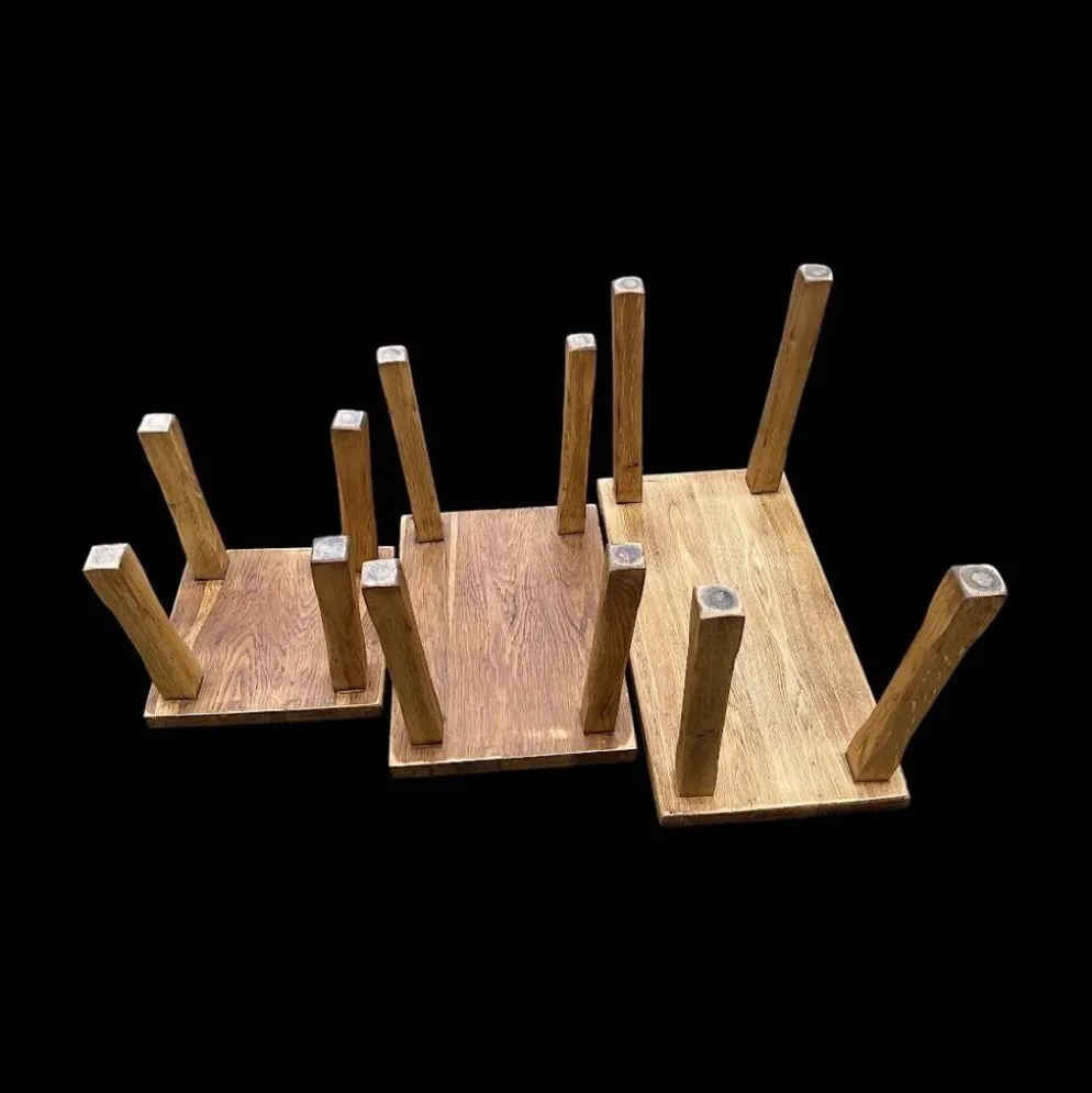 Trio de tables gigognes brutalistes en chêne massif – années 1960/70