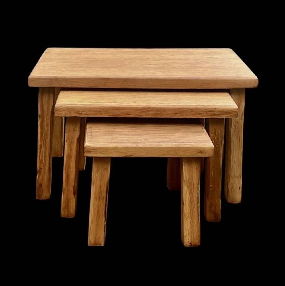 Trio de tables gigognes brutalistes en chêne massif – années 1960/70