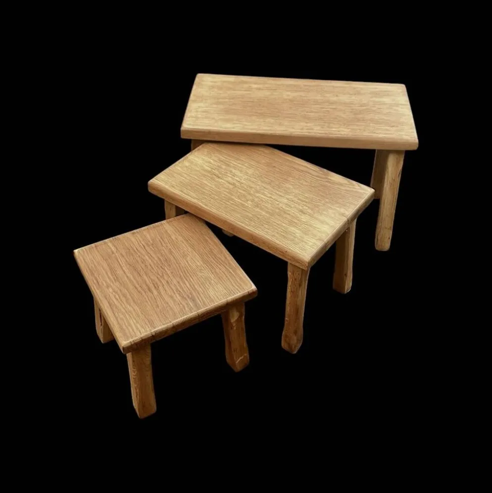 Trio de tables gigognes brutalistes en chêne massif – années 1960/70