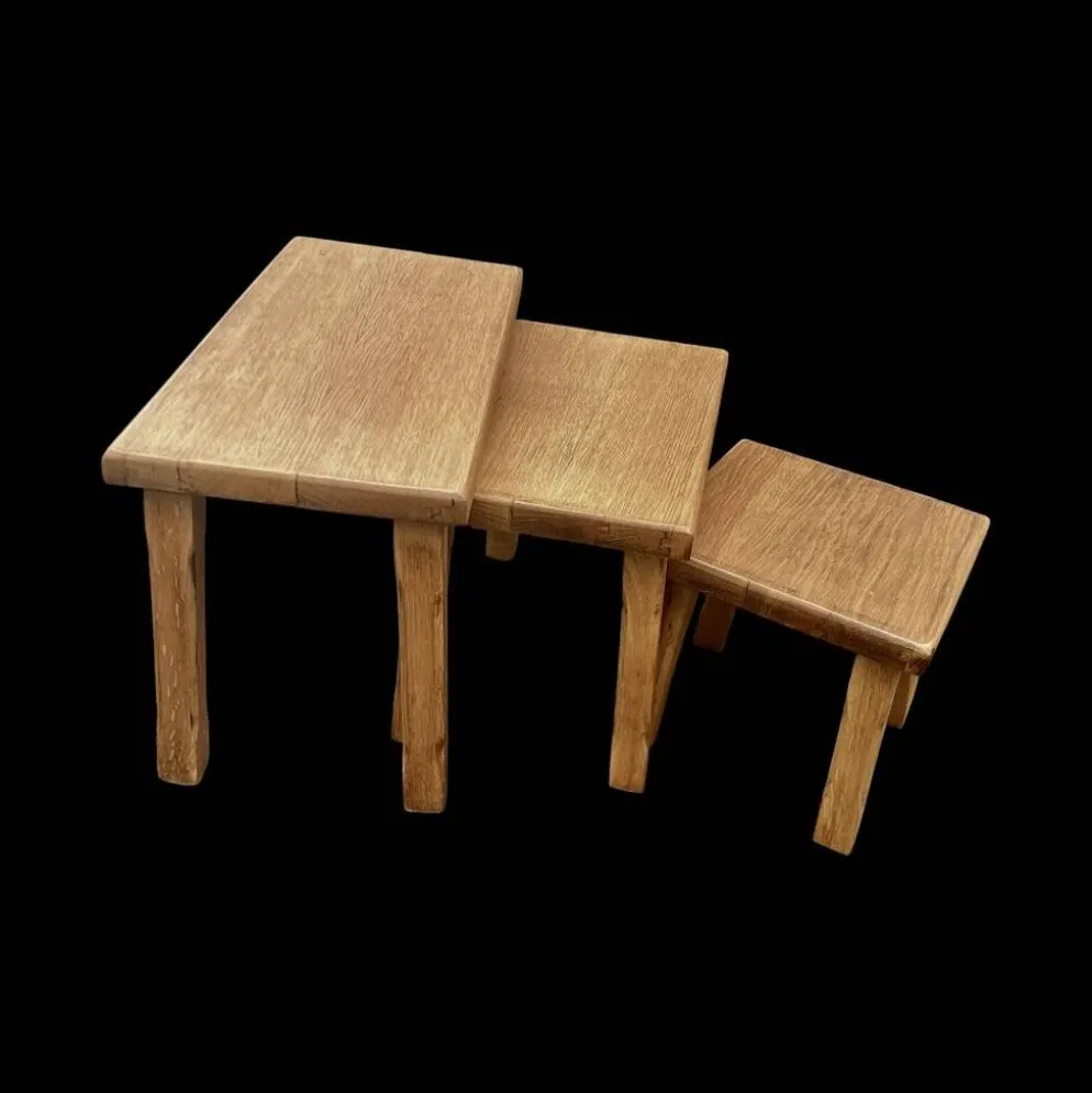 Trio de tables gigognes brutalistes en chêne massif – années 1960/70