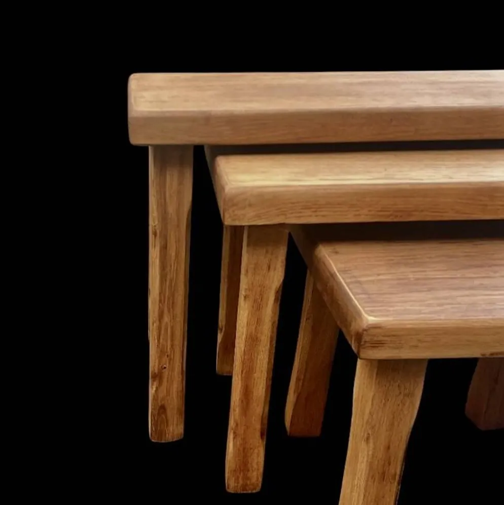 Trio de tables gigognes brutalistes en chêne massif – années 1960/70