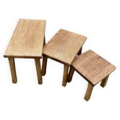 Trio de tables gigognes brutalistes en chêne massif – années 1960/70