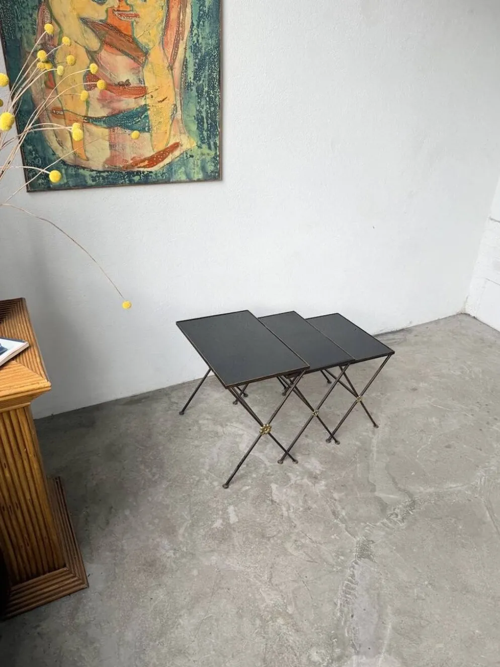 Trio de tables gigognes dans le goût de Jacques Adnet, années 50
