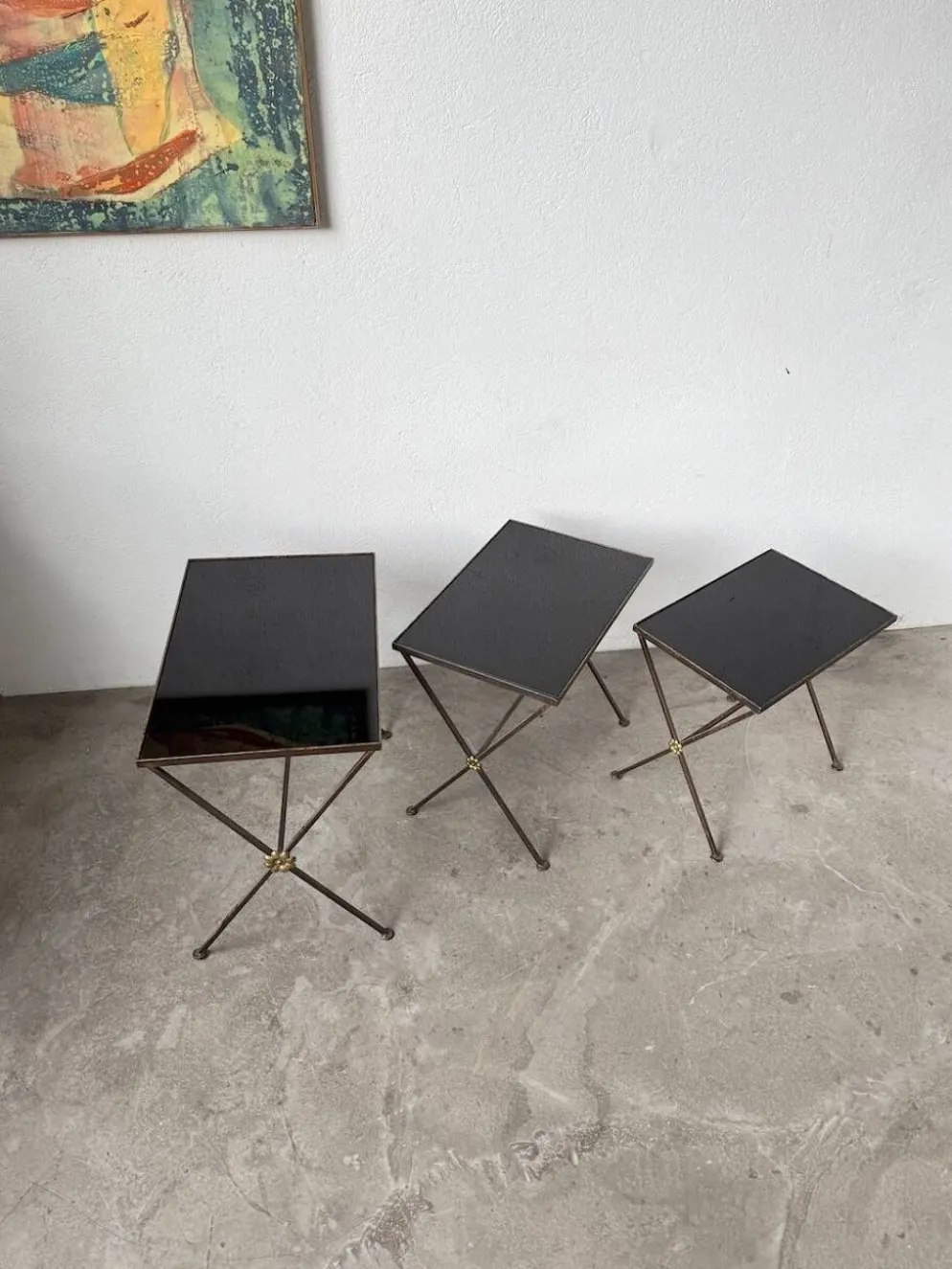 Trio de tables gigognes dans le goût de Jacques Adnet, années 50
