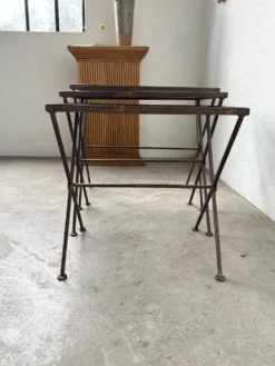 Trio de tables gigognes dans le goût de Jacques Adnet, années 50