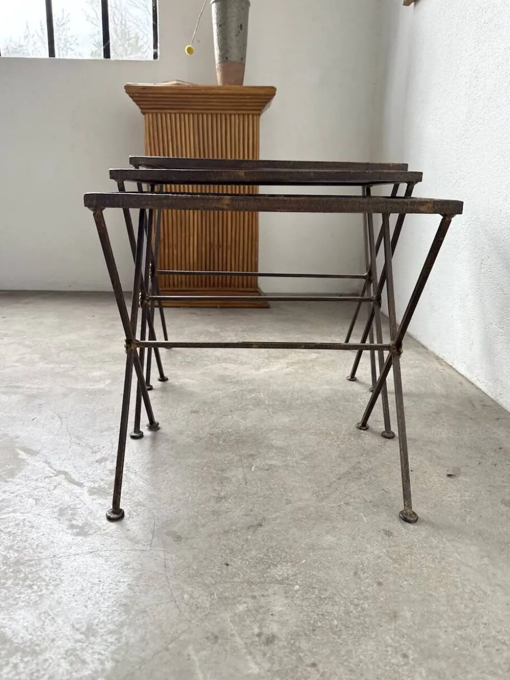 Trio de tables gigognes dans le goût de Jacques Adnet, années 50