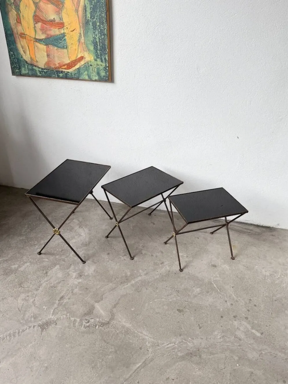 Trio de tables gigognes dans le goût de Jacques Adnet, années 50