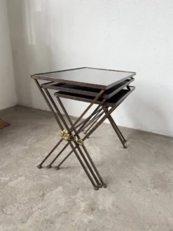 Trio de tables gigognes dans le goût de Jacques Adnet, années 50
