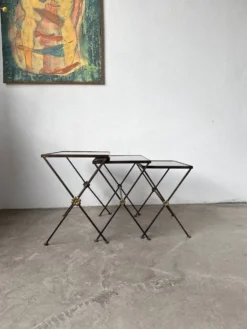 Trio de tables gigognes dans le goût de Jacques Adnet, années 50