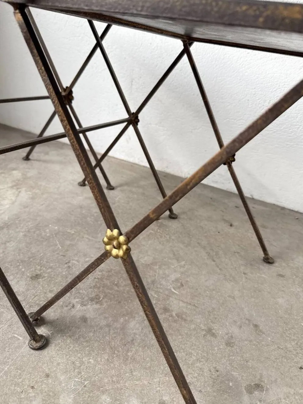 Trio de tables gigognes dans le goût de Jacques Adnet, années 50