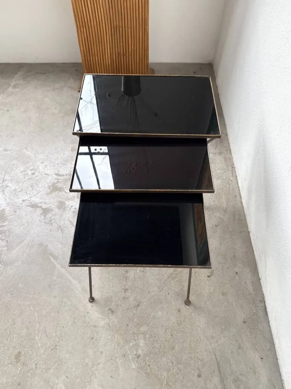 Trio de tables gigognes dans le goût de Jacques Adnet, années 50