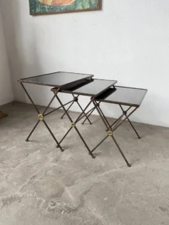 Trio de tables gigognes dans le goût de Jacques Adnet, années 50