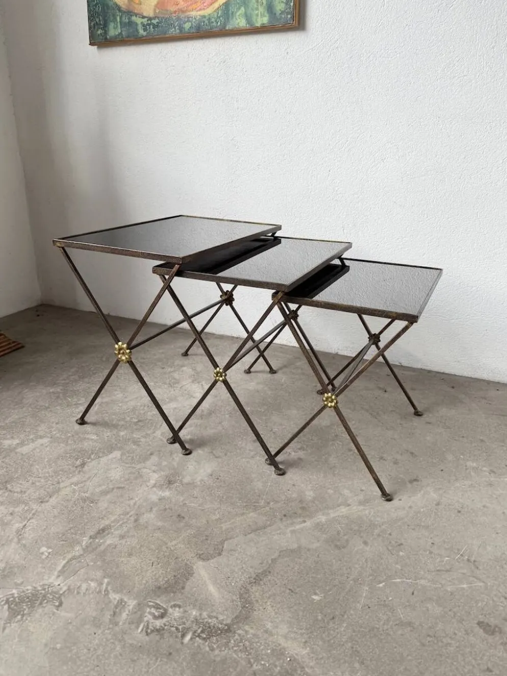 Trio de tables gigognes dans le goût de Jacques Adnet, années 50