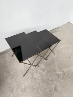 Trio de tables gigognes dans le goût de Jacques Adnet, années 50