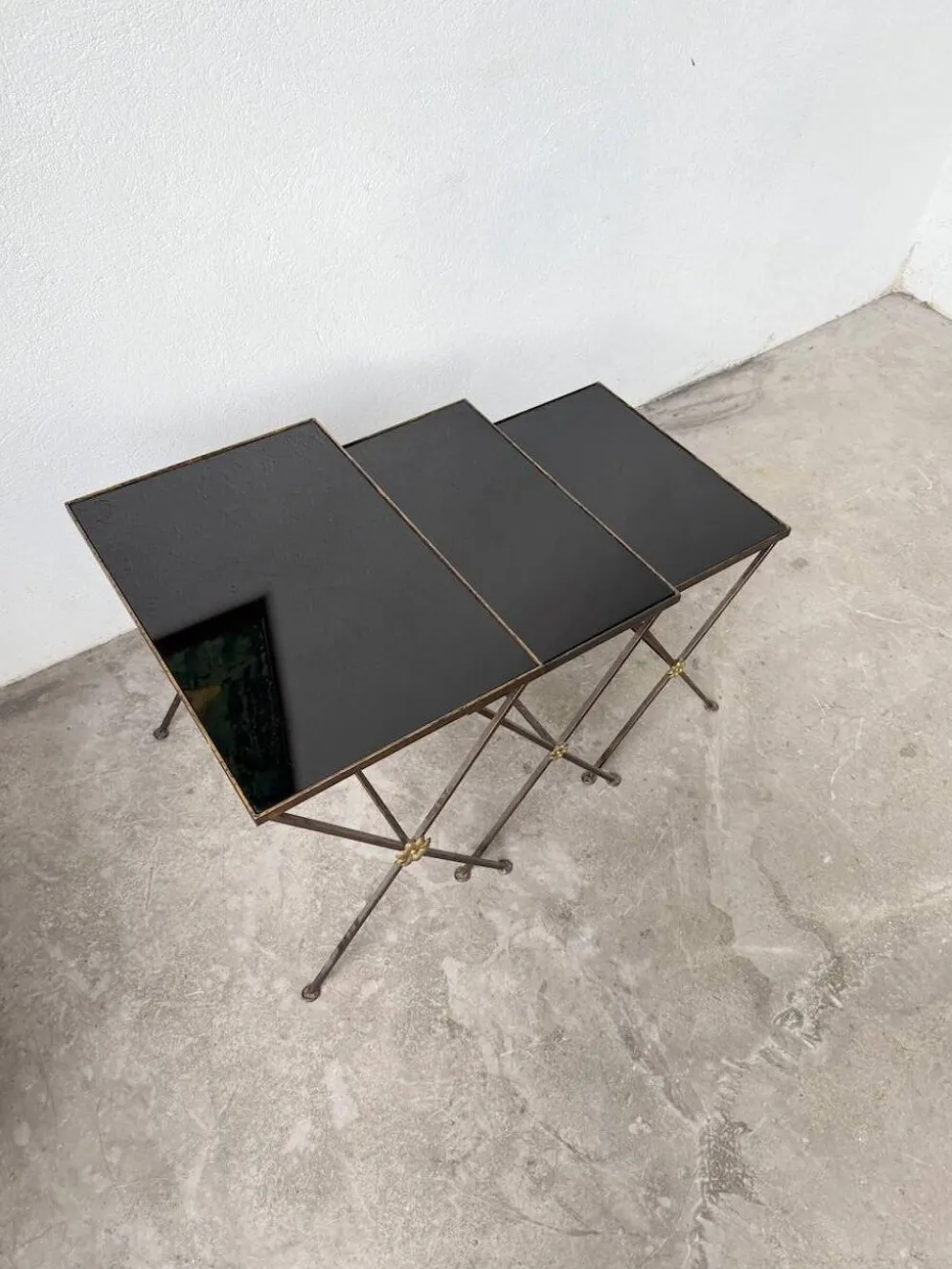Trio de tables gigognes dans le goût de Jacques Adnet, années 50