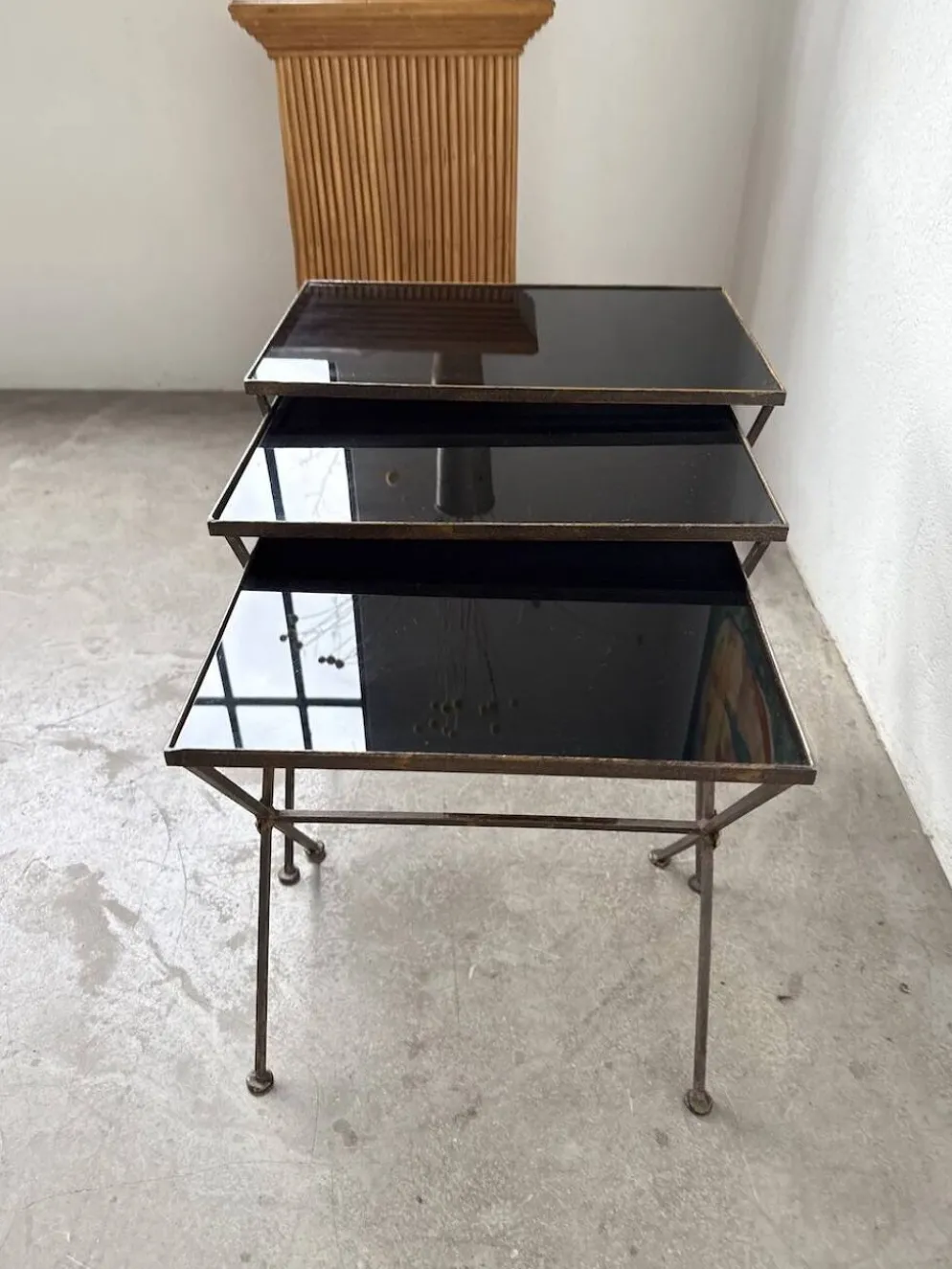 Trio de tables gigognes dans le goût de Jacques Adnet, années 50