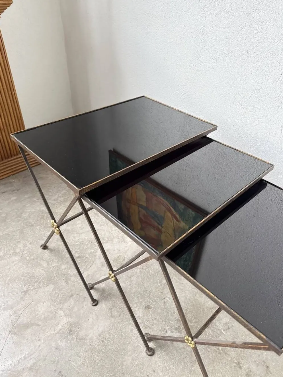 Trio de tables gigognes dans le goût de Jacques Adnet, années 50