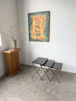 Trio de tables gigognes dans le goût de Jacques Adnet, années 50