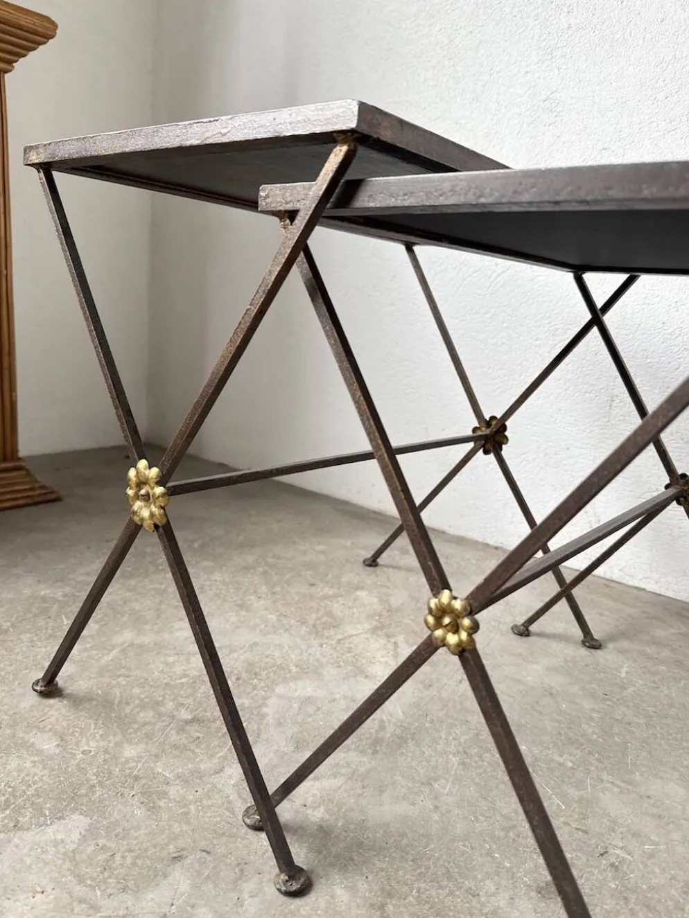 Trio de tables gigognes dans le goût de Jacques Adnet, années 50