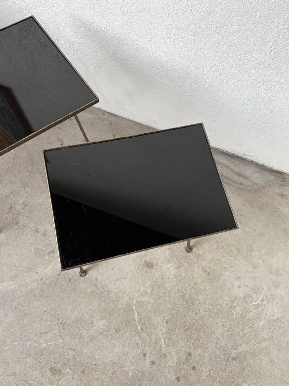 Trio de tables gigognes dans le goût de Jacques Adnet, années 50