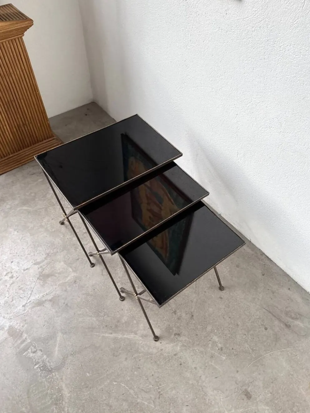 Trio de tables gigognes dans le goût de Jacques Adnet, années 50