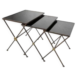 Trio de tables gigognes dans le goût de Jacques Adnet, années 50