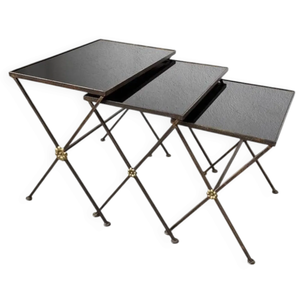 Trio de tables gigognes dans le goût de Jacques Adnet, années 50