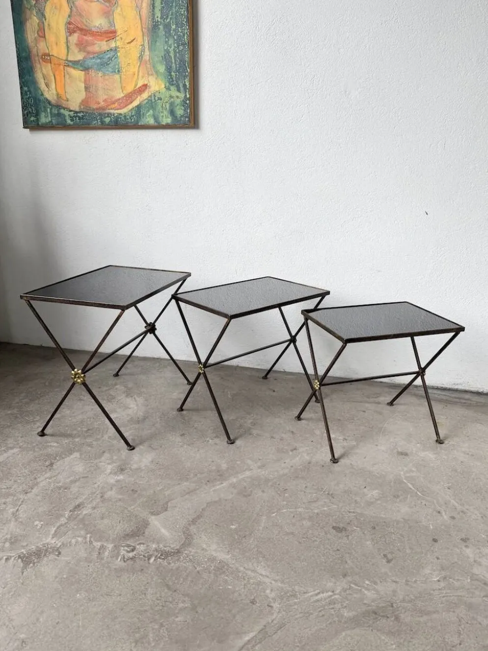 Trio de tables gigognes dans le goût de Jacques Adnet, années 50