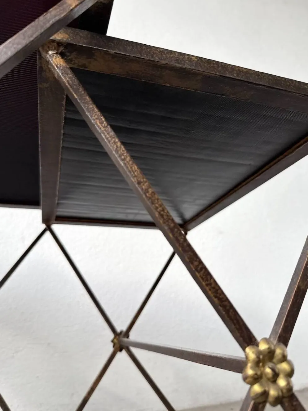 Trio de tables gigognes dans le goût de Jacques Adnet, années 50