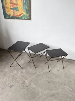 Trio de tables gigognes dans le goût de Jacques Adnet, années 50