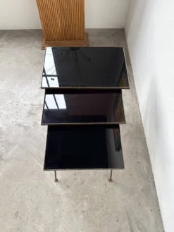 Trio de tables gigognes dans le goût de Jacques Adnet, années 50