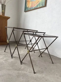 Trio de tables gigognes dans le goût de Jacques Adnet, années 50
