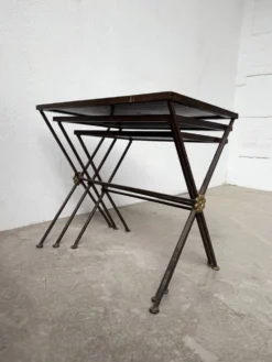 Trio de tables gigognes dans le goût de Jacques Adnet, années 50