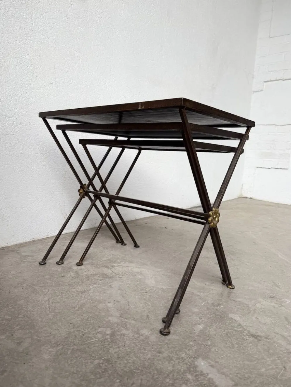 Trio de tables gigognes dans le goût de Jacques Adnet, années 50